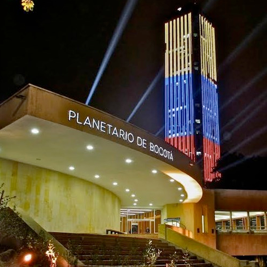 fachada nocturna planetario